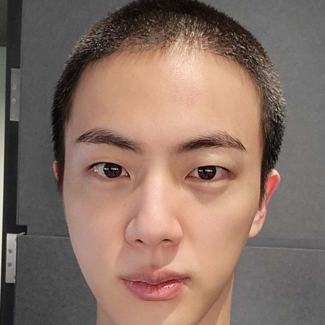 En cantante de la banda BTS esta por iniciar su servicio militar