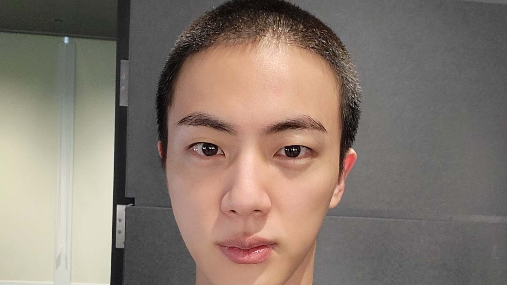 En cantante de la banda BTS esta por iniciar su servicio militar
