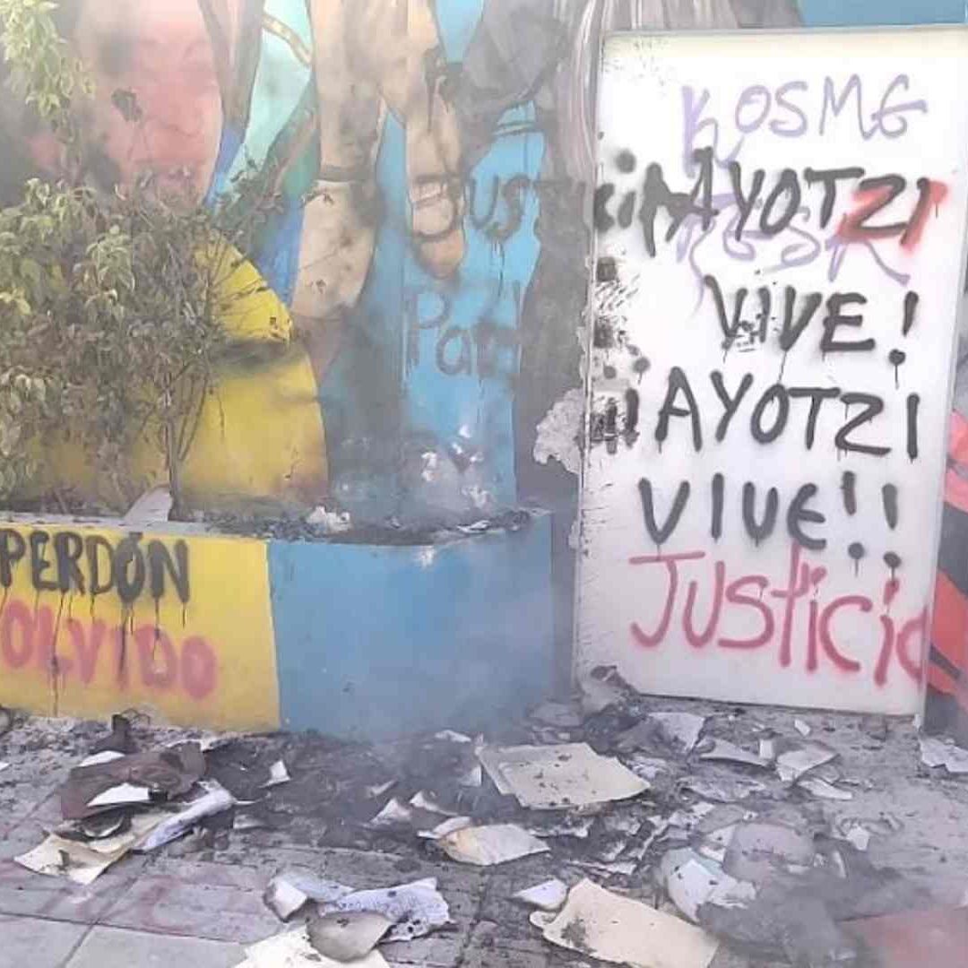 Normalistas realizaron pintas en instalaciones del PRD