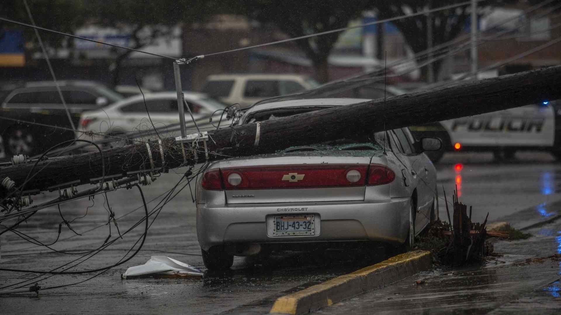 Lluvias provocan caída de postes en Tijuana, Baja California