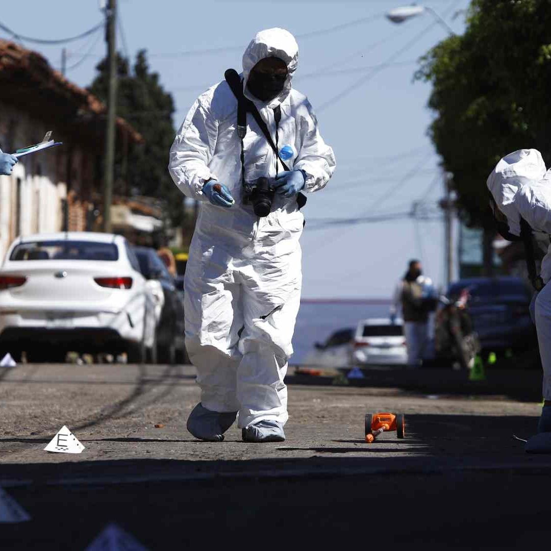 Peritos realizan investigación tras la masacre en San José de Gracia, Michoacán