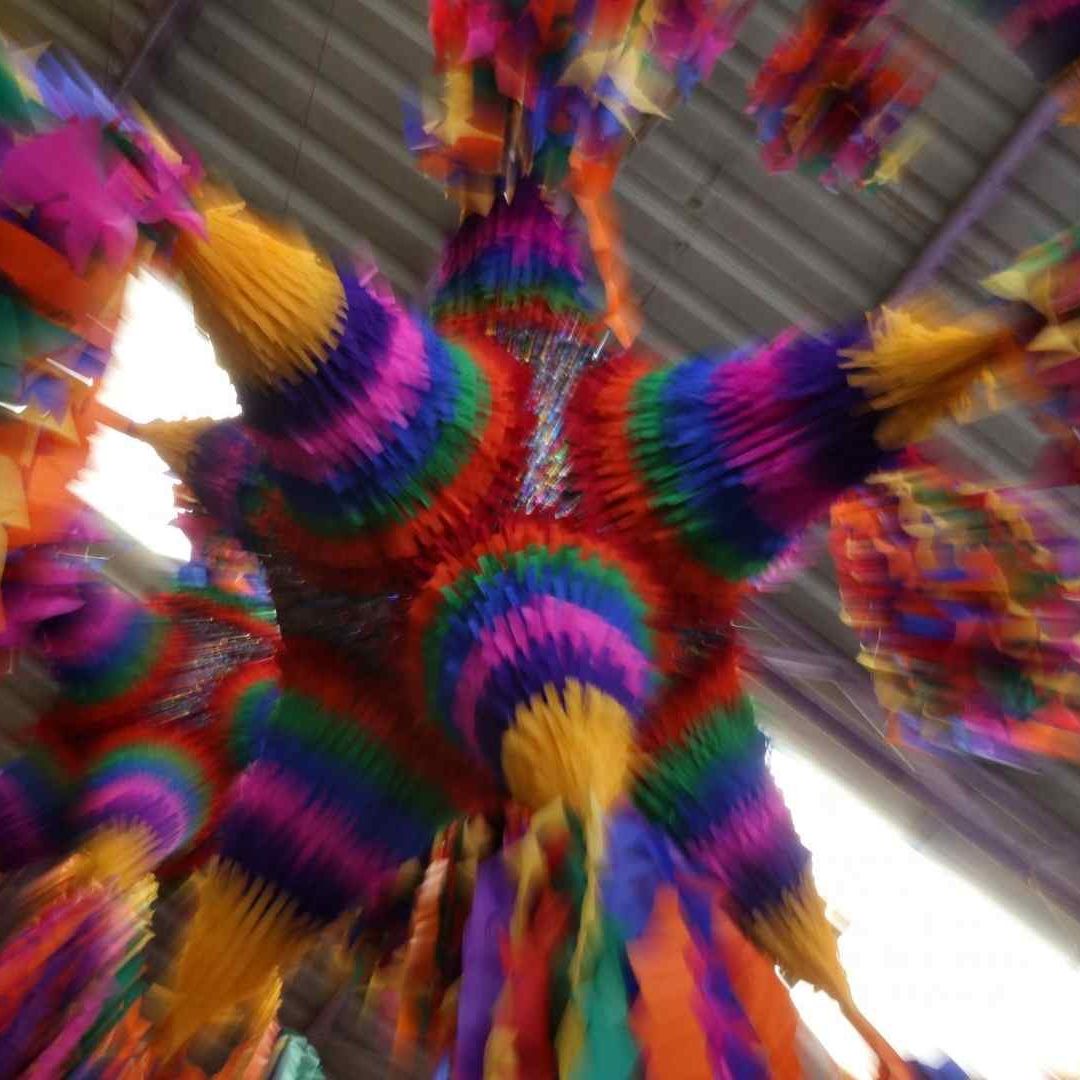 Esto significa la piñata de una posada