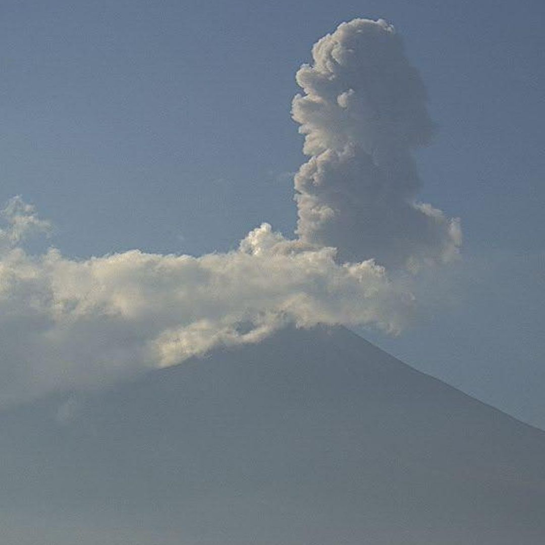 La columna de vapor de agua, gas y ceniza se dispersó hacia el lado noreste
