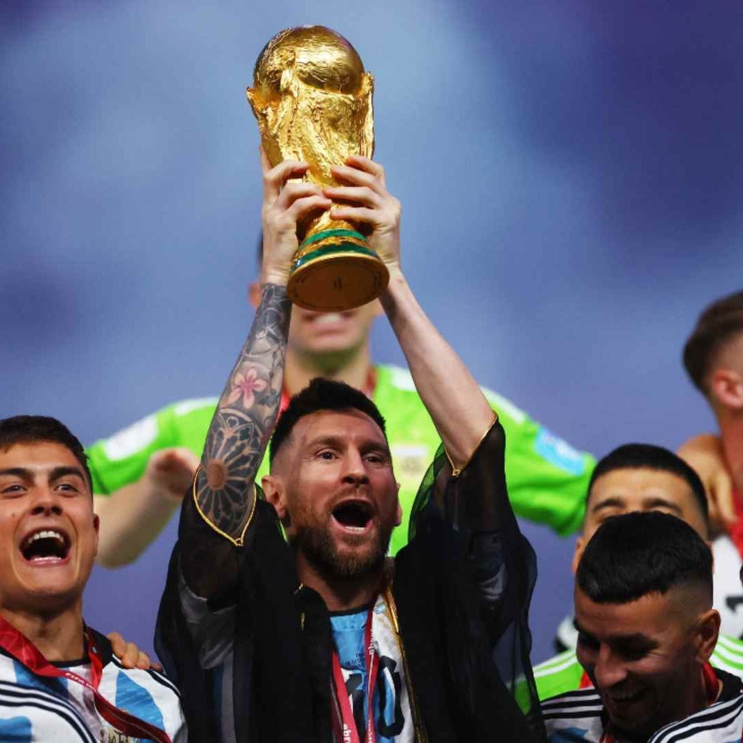 La selección Argentina celebra con el trofeo de la Copa del Mundo tras obtener su tercer titulo
