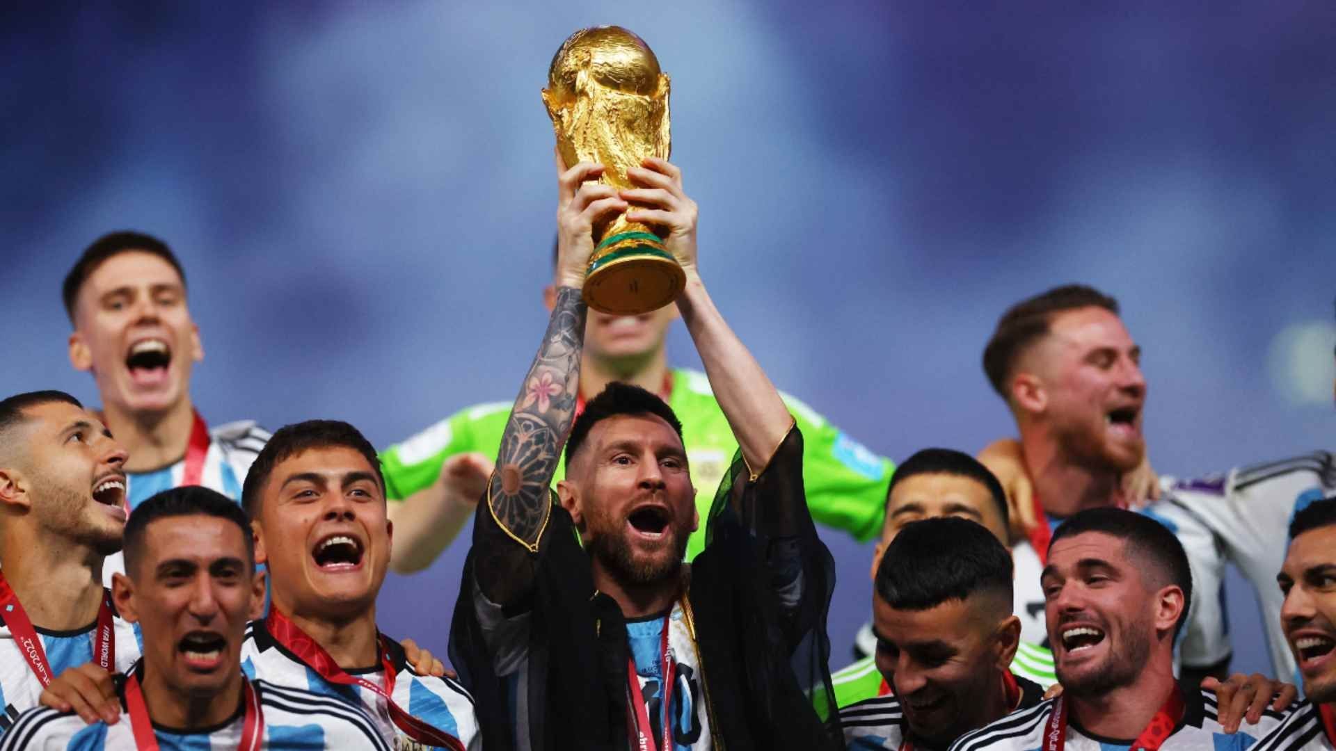 La selección Argentina celebra con el trofeo de la Copa del Mundo tras obtener su tercer titulo