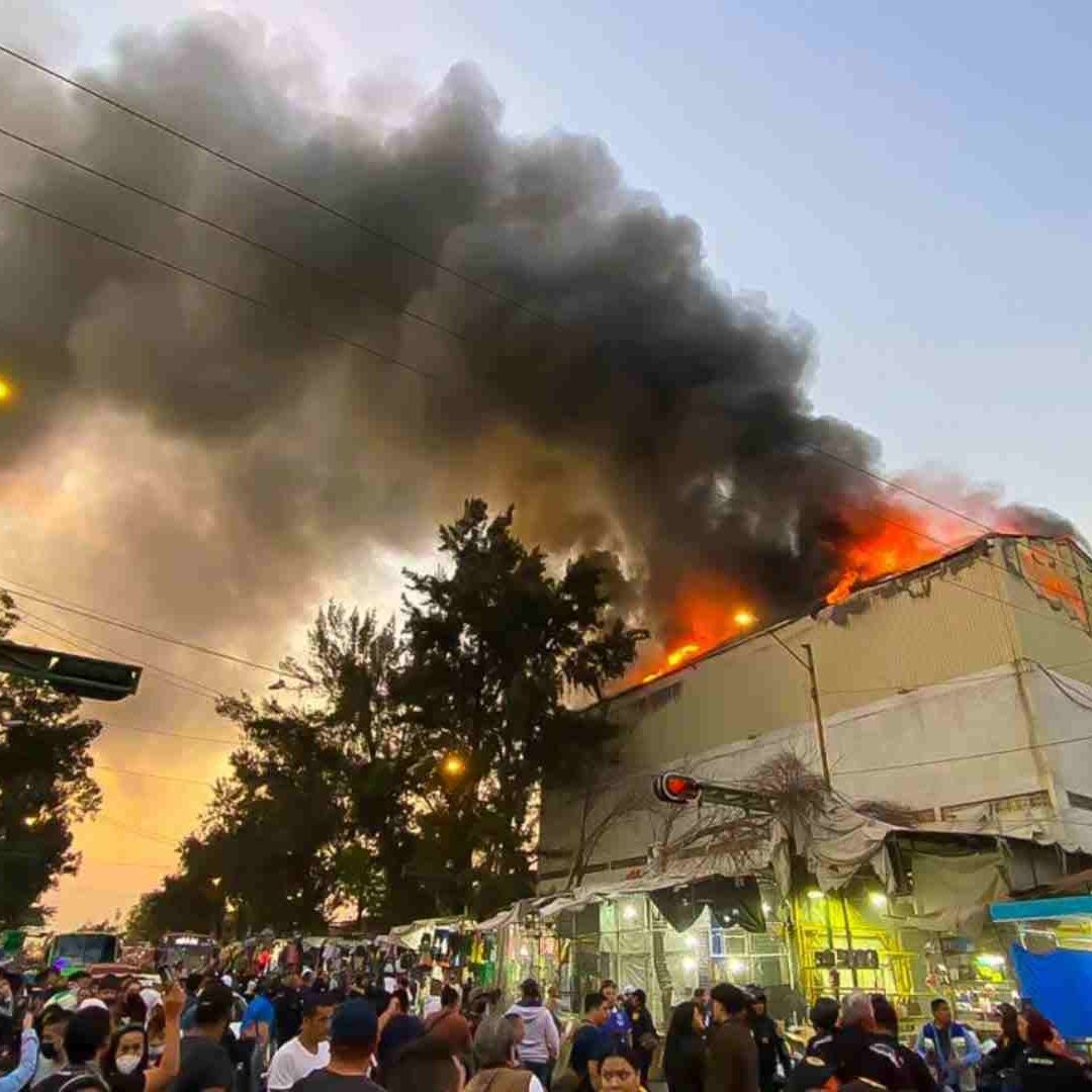 Incendio en una bodega de tenis en Tepito, CDMX.