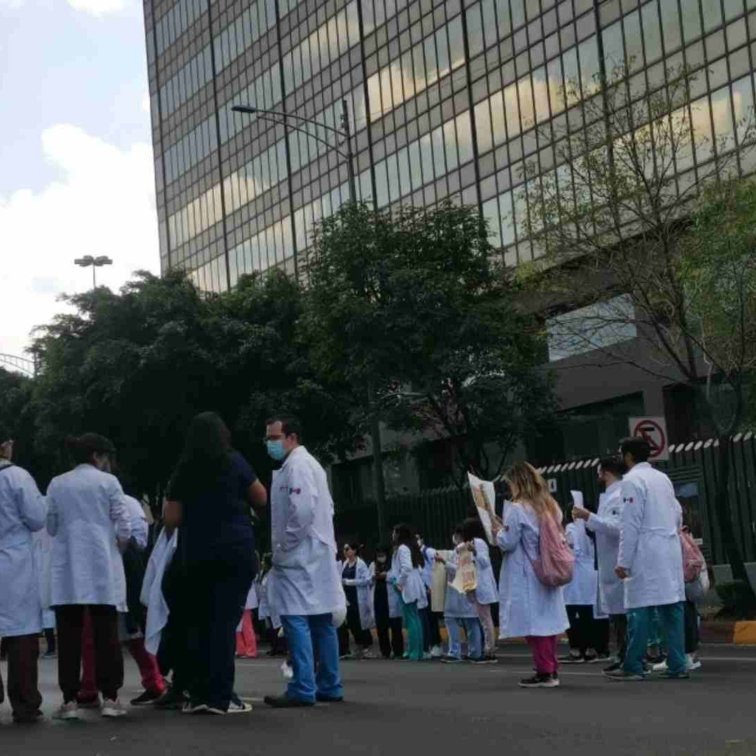Bloqueo de médicos residentes de hospitales de Pemex en CDMX