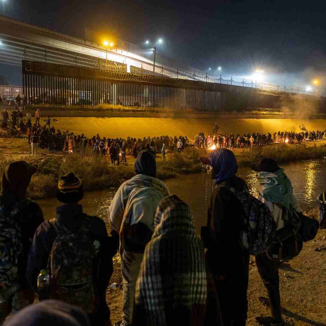 Migrantes en un cruce fronterizo hacia El Paso, Texas