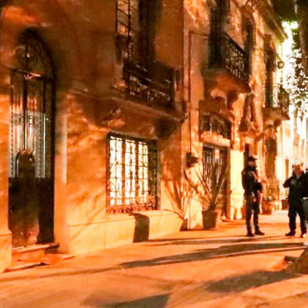 Peritos trabajan en casa donde fueron asesinados los hermanos Tirado