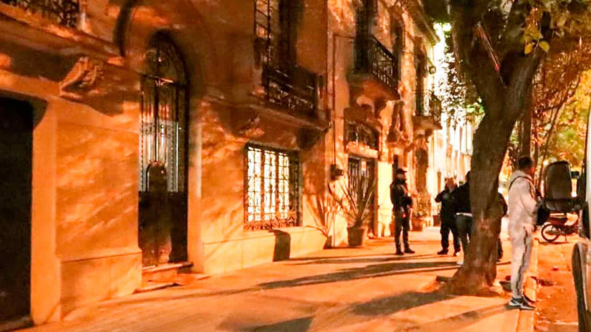 Peritos trabajan en casa donde fueron asesinados los hermanos Tirado