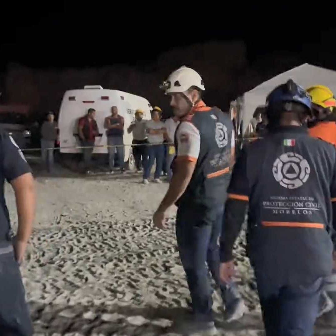 Equipo de rescate labora en la zona del colapso de la mina de arena, en Taxco