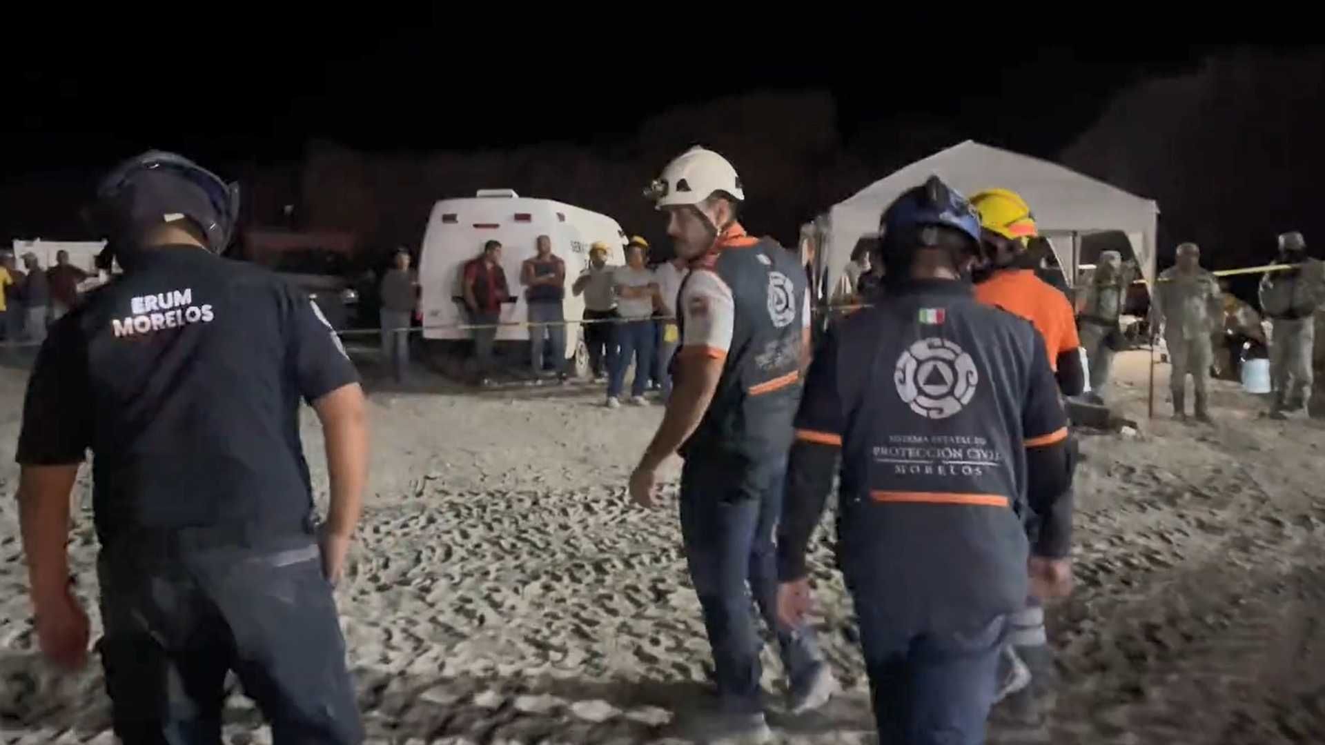 Equipo de rescate labora en la zona del colapso de la mina de arena, en Taxco
