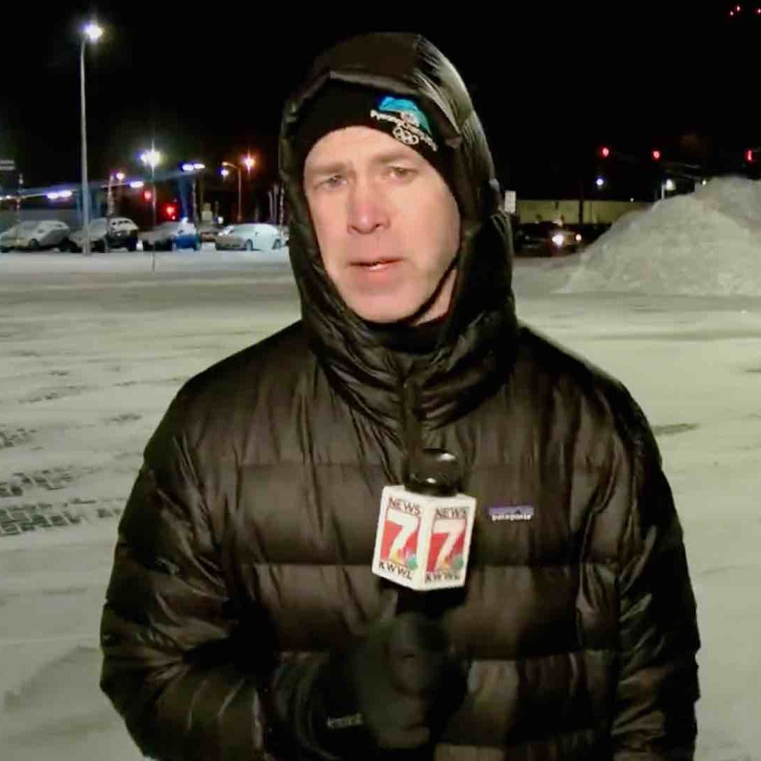 Reportero Mark Woodley cubre tormenta de nieve en Iowa