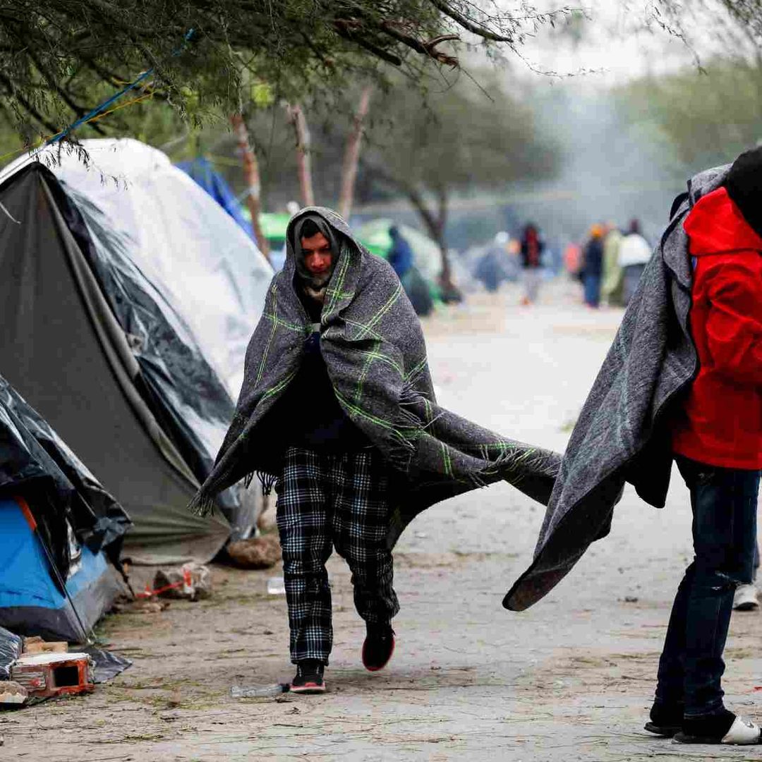 Migrantes pasan frío en la frontera ante la tormenta invernal que se vive en el borde con Estados Unidos