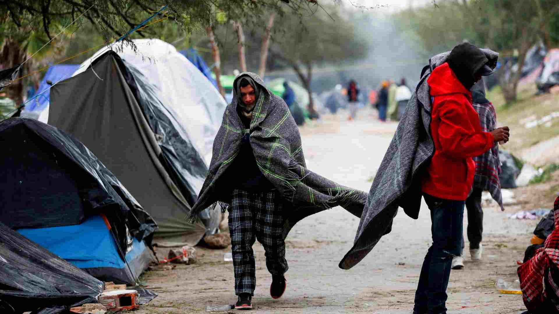 Migrantes pasan frío en la frontera ante la tormenta invernal que se vive en el borde con Estados Unidos