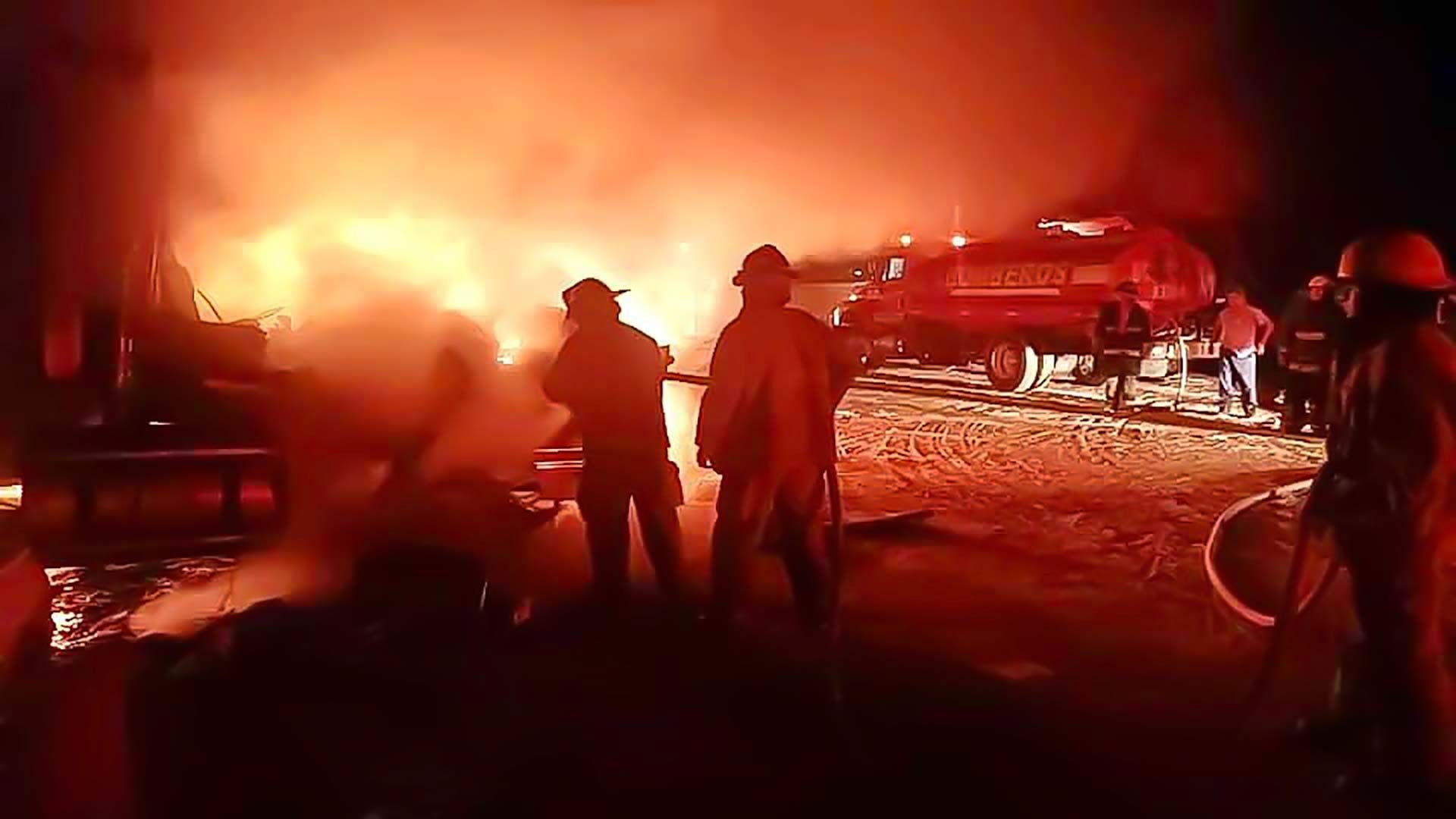 Incendian vehículos pesados en Guerrero
