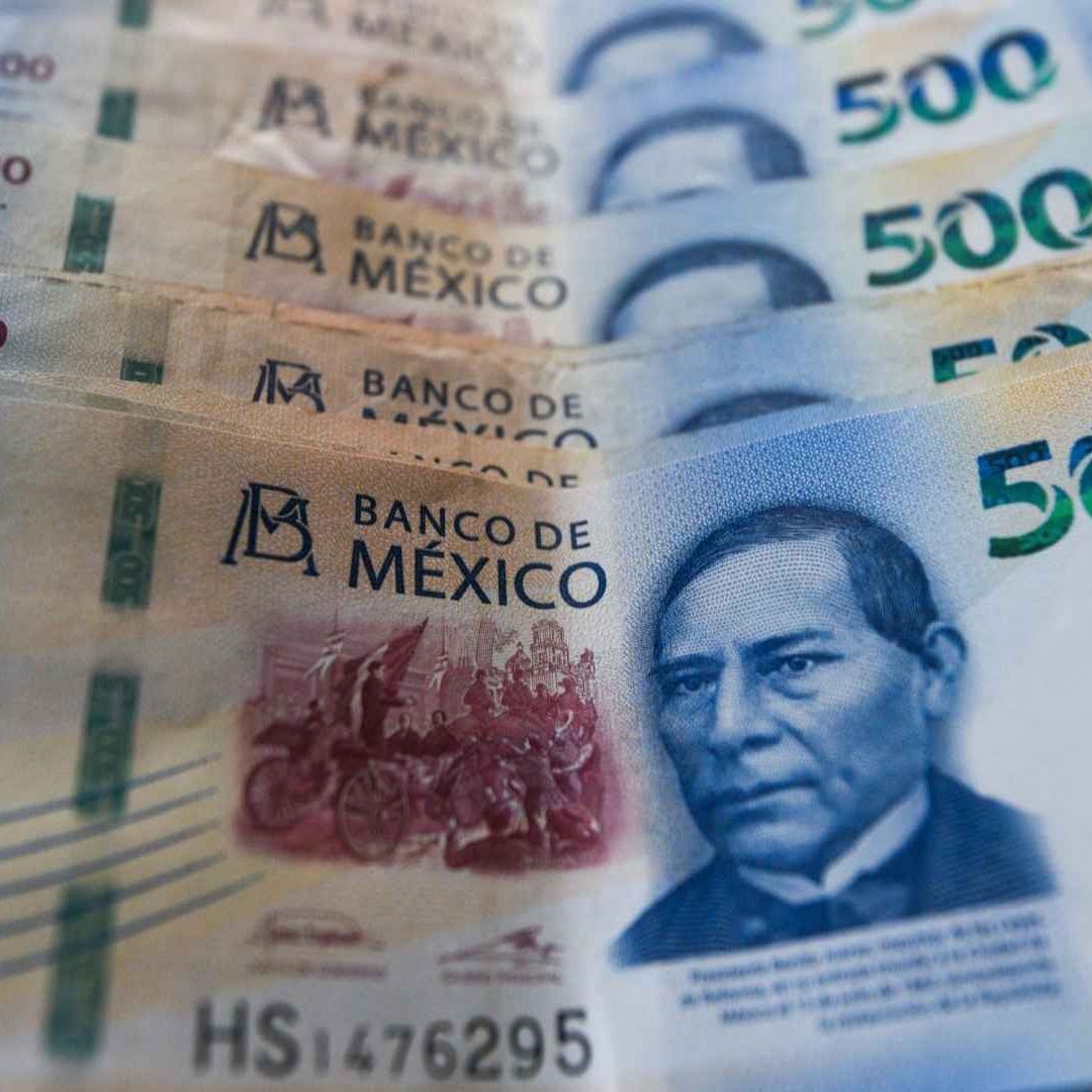 Guardar dinero en efectivo en casa no es un delito, pero debe declararse ante el SAT