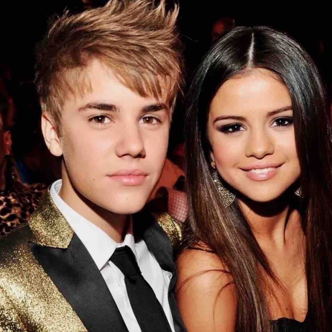 Justin Bieber y Selena Gómez cuando eran pareja durante una premiación