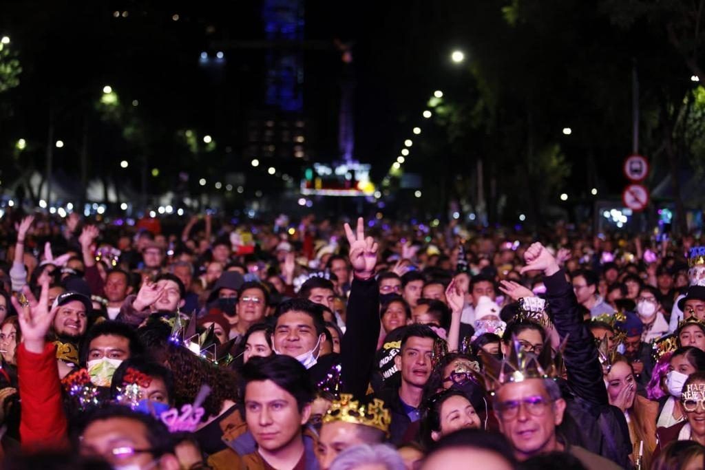 Miles de mexicanos se dieron cita en el Ángel de la Independencia para recibir el Año Nuevo, y disfrutar el concierto de Los Ángeles Azules