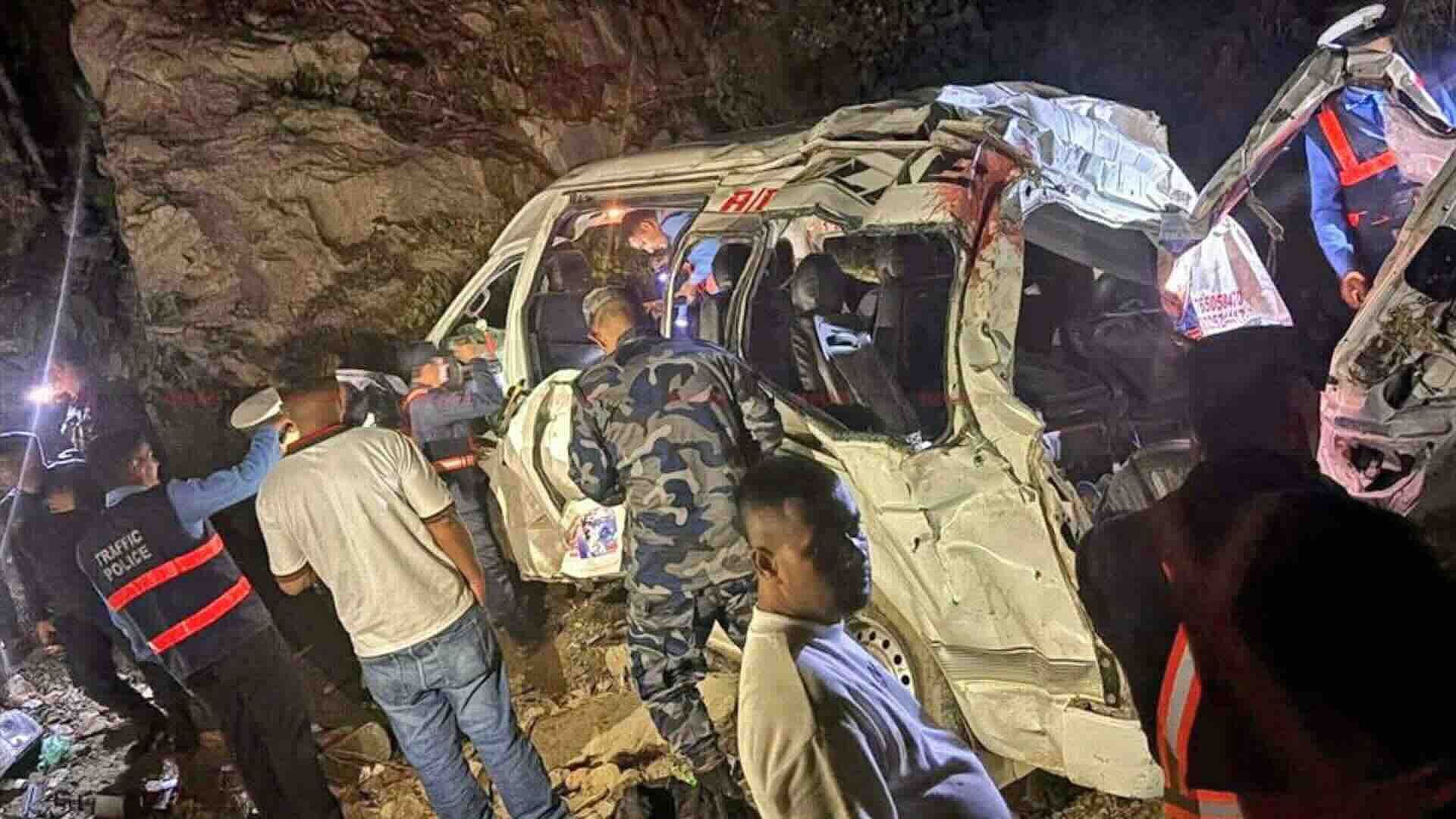 Trágico Accidente de Autobús en Nepal Deja 7 Muertos y 9 Heridos entre ...