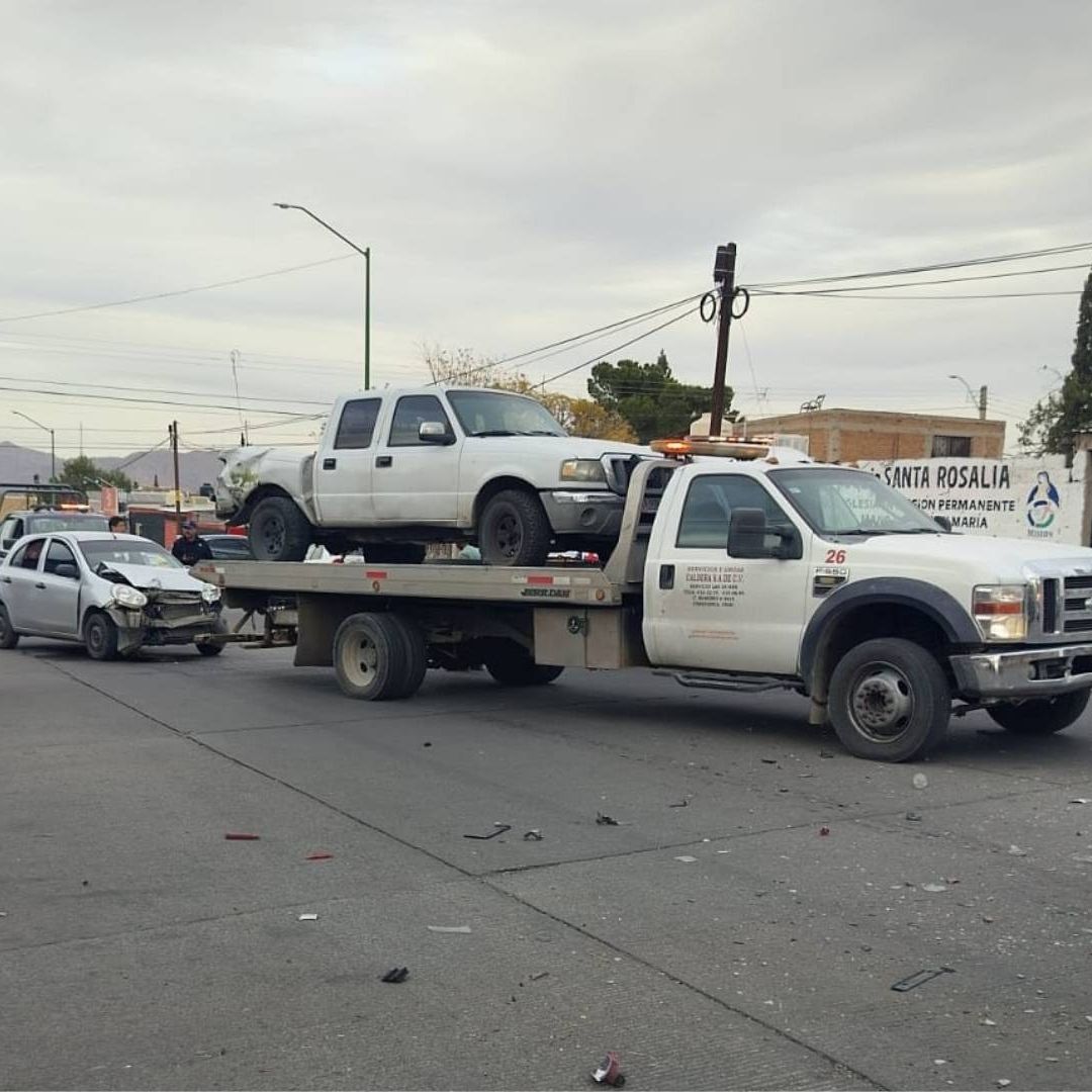 Grúa llevándose los vehículos afectados