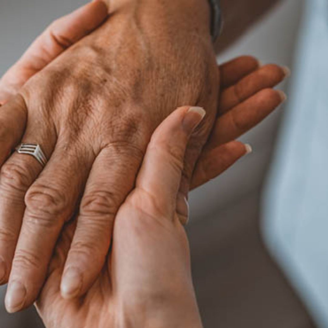 Manos de un paciente con Alzheimer