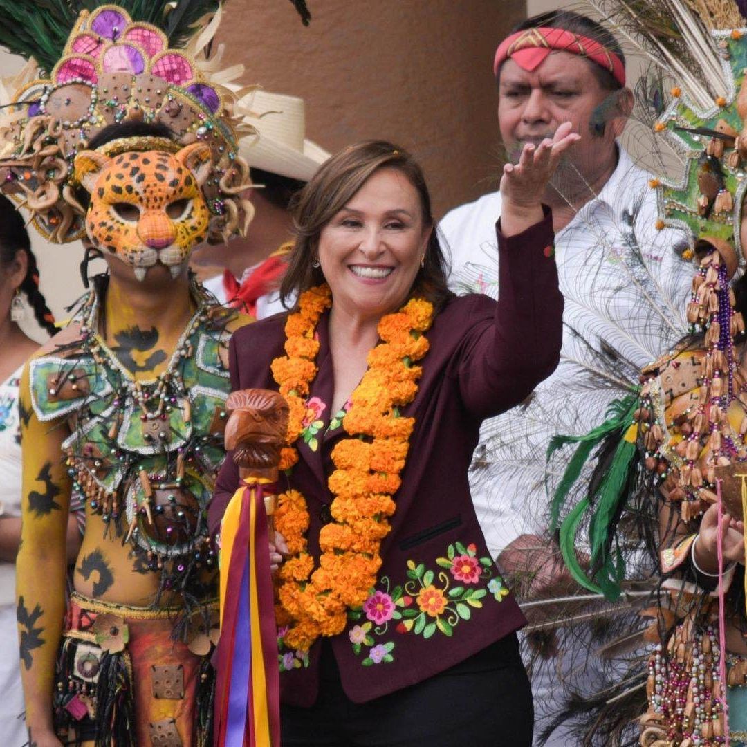 Rocío Nahle, gobernadora de Veracruz, recibe el bastón de mando de los pueblos originarios