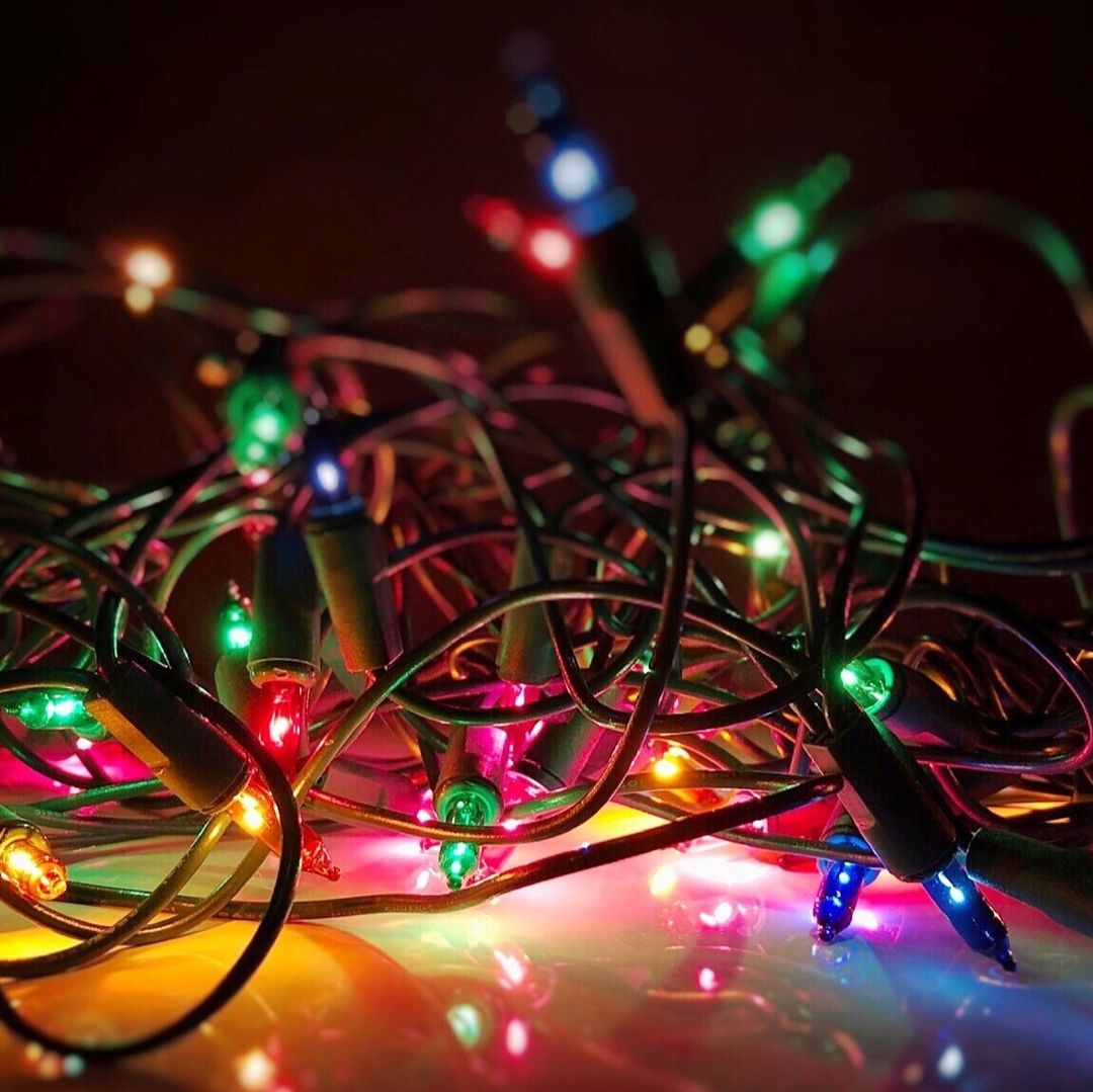Menor Muere Electrocutado al Encender las Luces de su Arbolito de Navidad