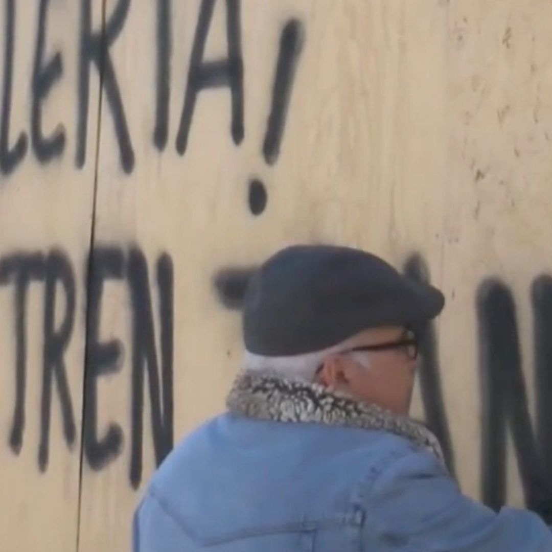 Hombre manifestándose con grafiti en Ciudad Juárez