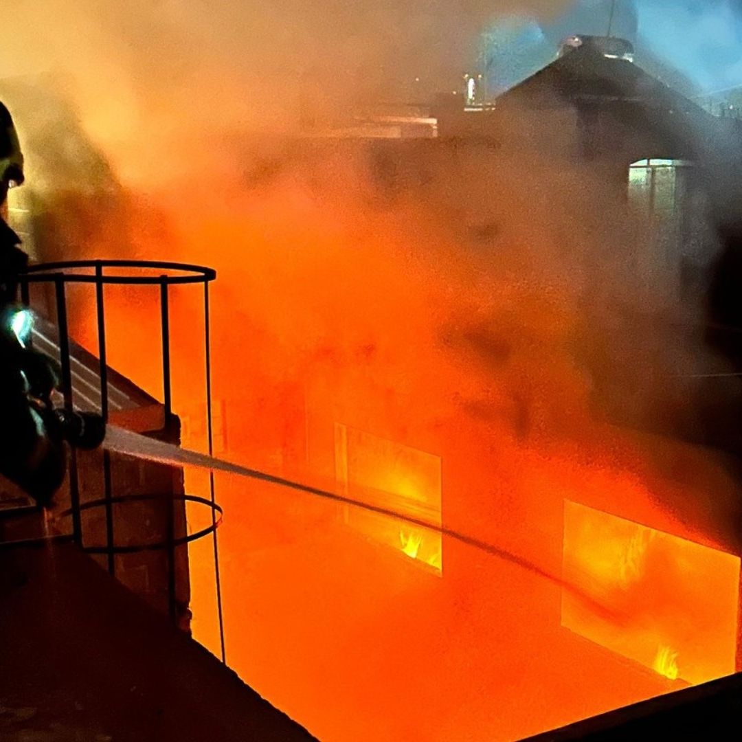 Bomberos sofocan fuerte incendio al interior de una casa en Puebla.