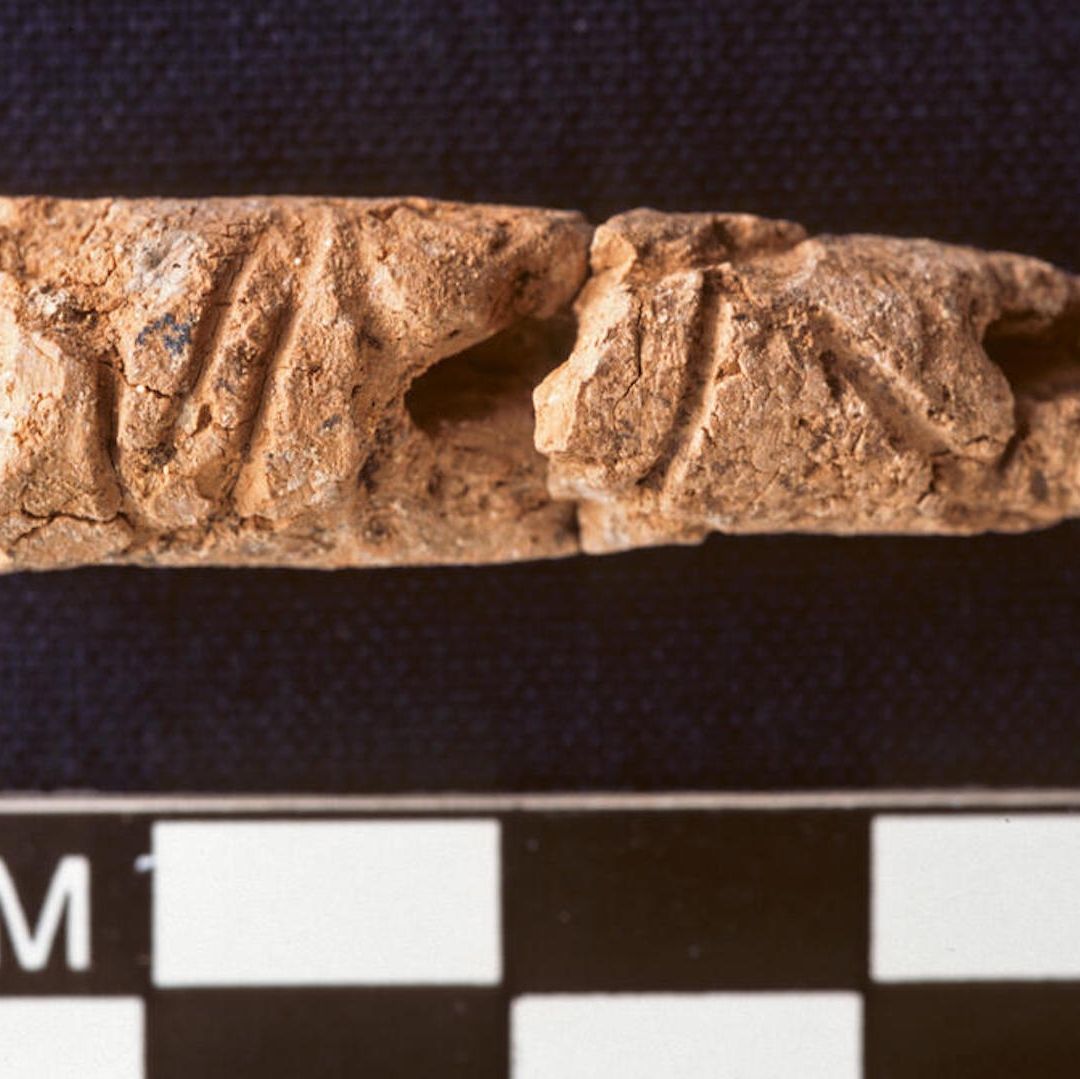 Cilindro de barro con la primera escritura alfabética