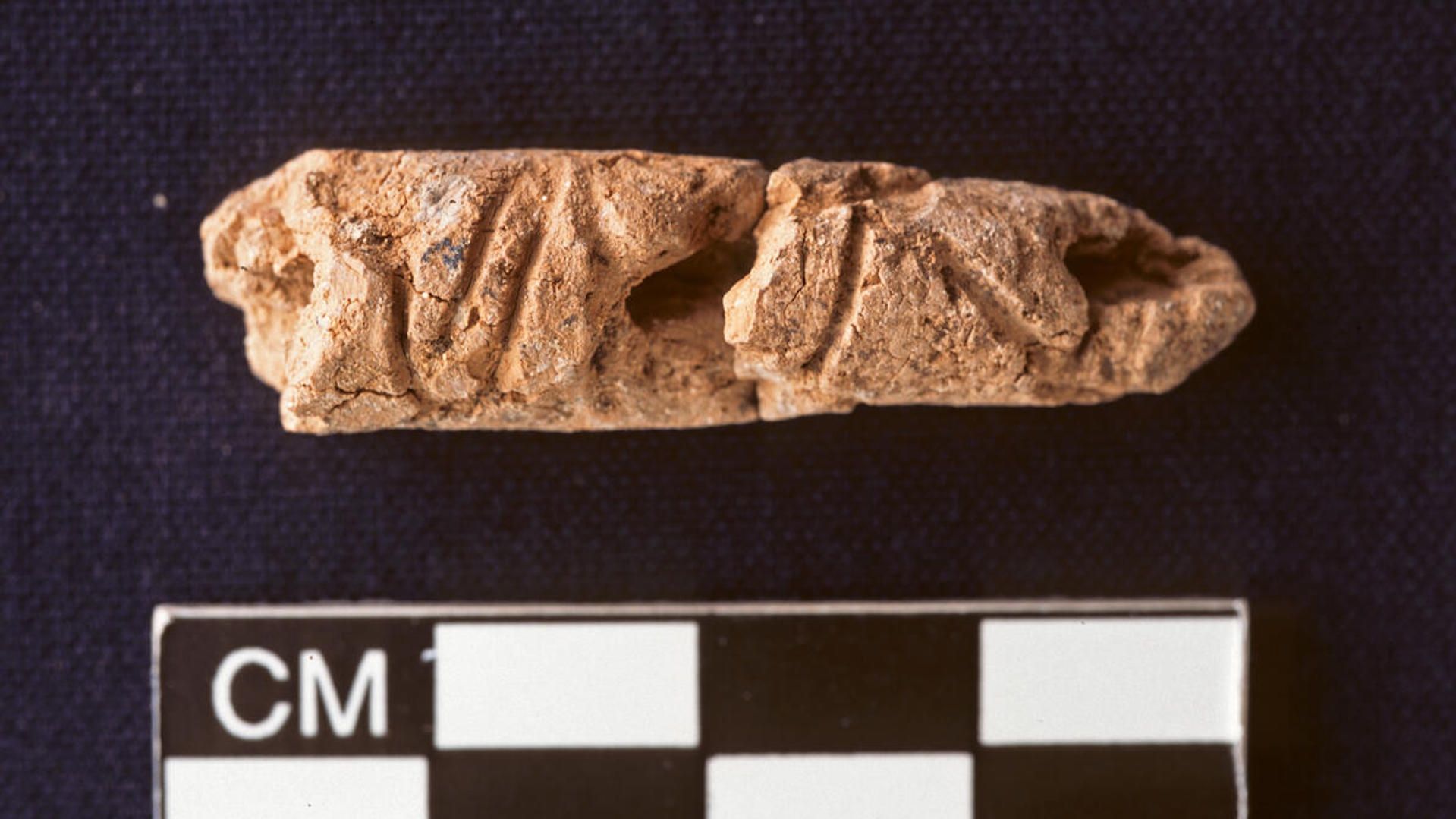 Cilindro de barro con la primera escritura alfabética