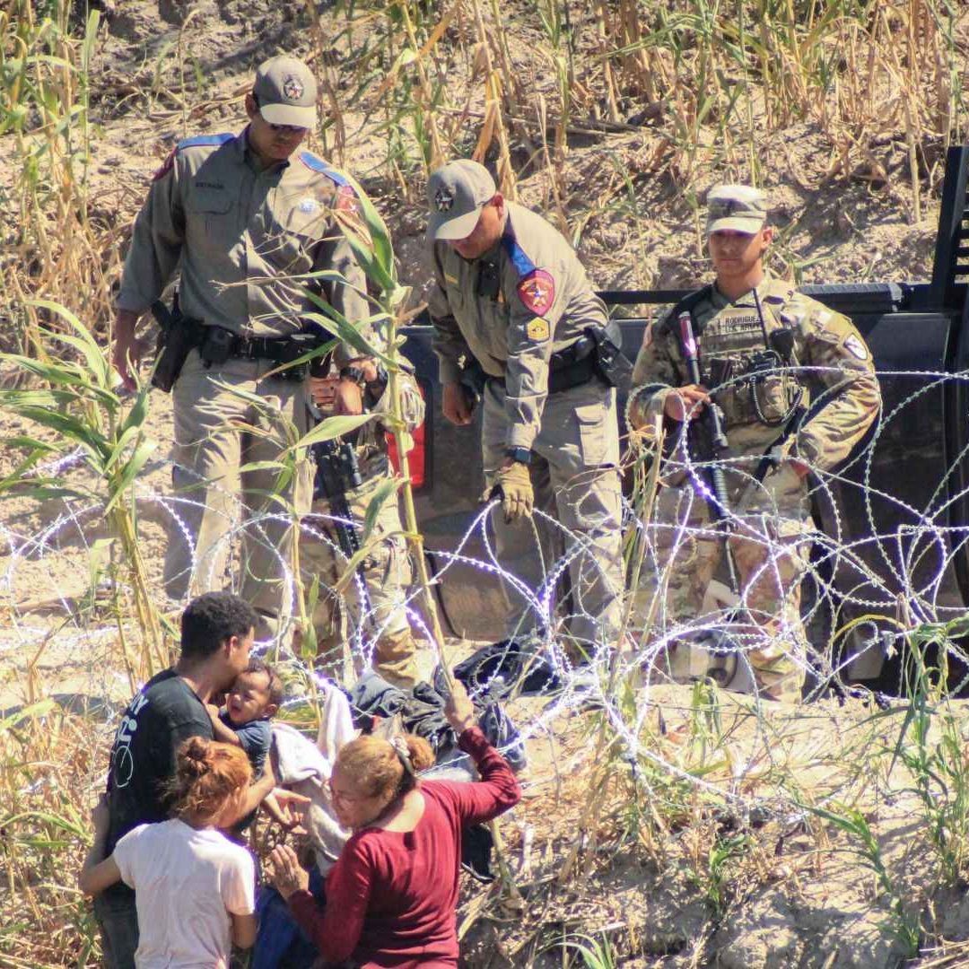 Migrantes intentan cruzar a Texas, a tráves del río Bravo, ante la vigilancia de elementos de la Patrulla Fronteriza