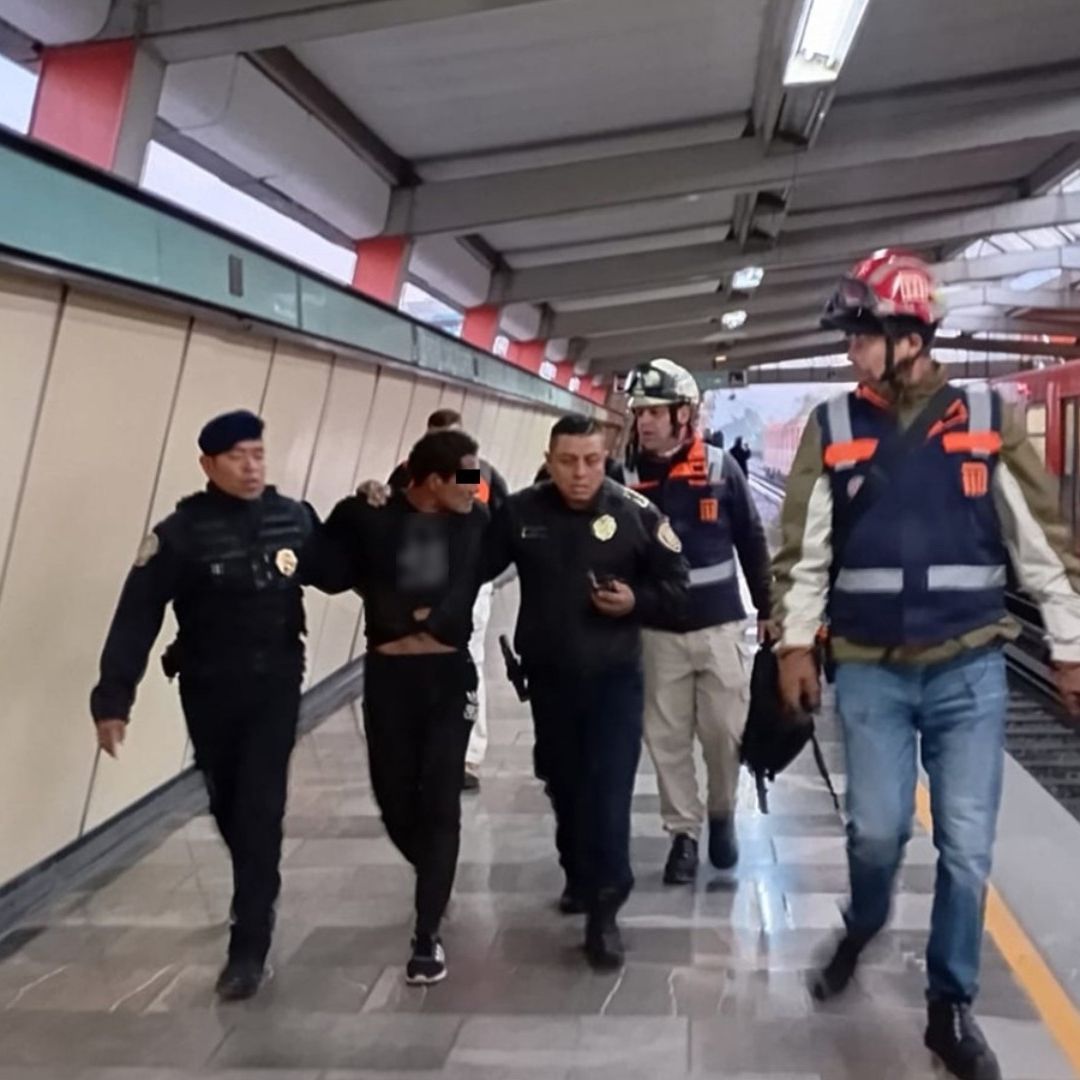 Metro CDMX: Sujeto Camina en Vías del Metro Consulado y Provoca Caos