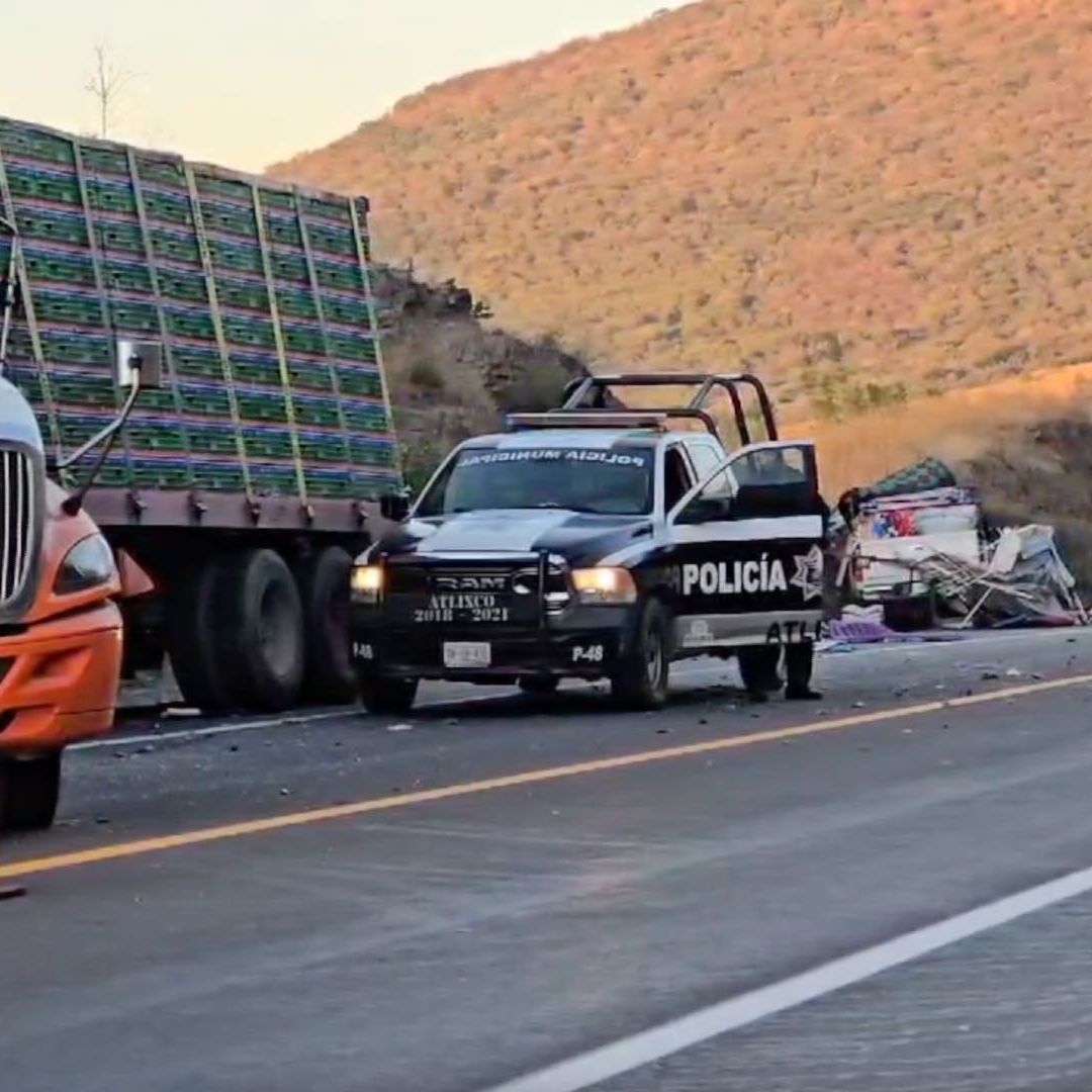 Cierre en la Autopista Siglo XXI por accidente entre un tráiler y una camioneta. Foto: Genaro Zepeda | N+