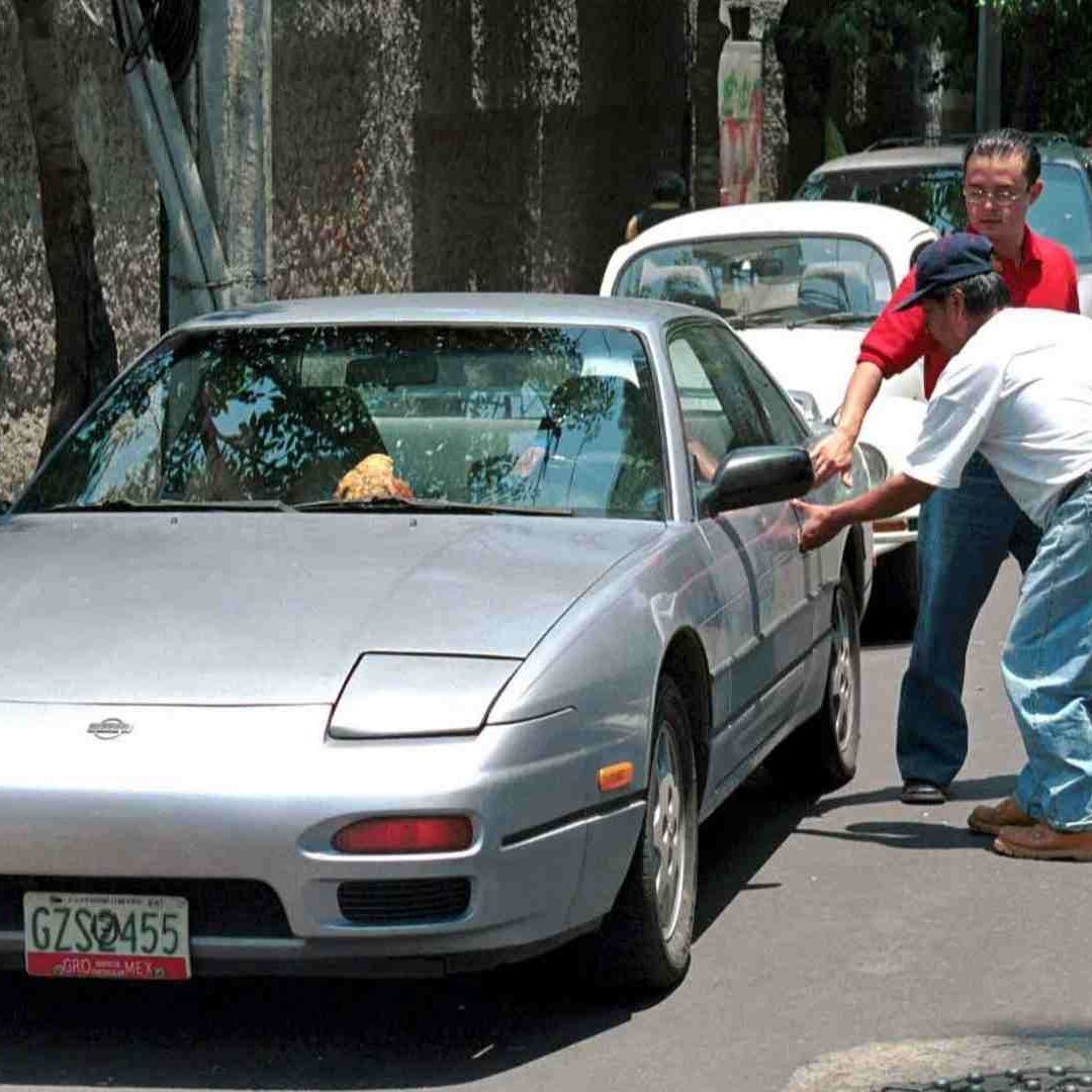 En la CDMX puedes denunciar a los franeleros que te soliciten dinero o aparten lugares en la calle
