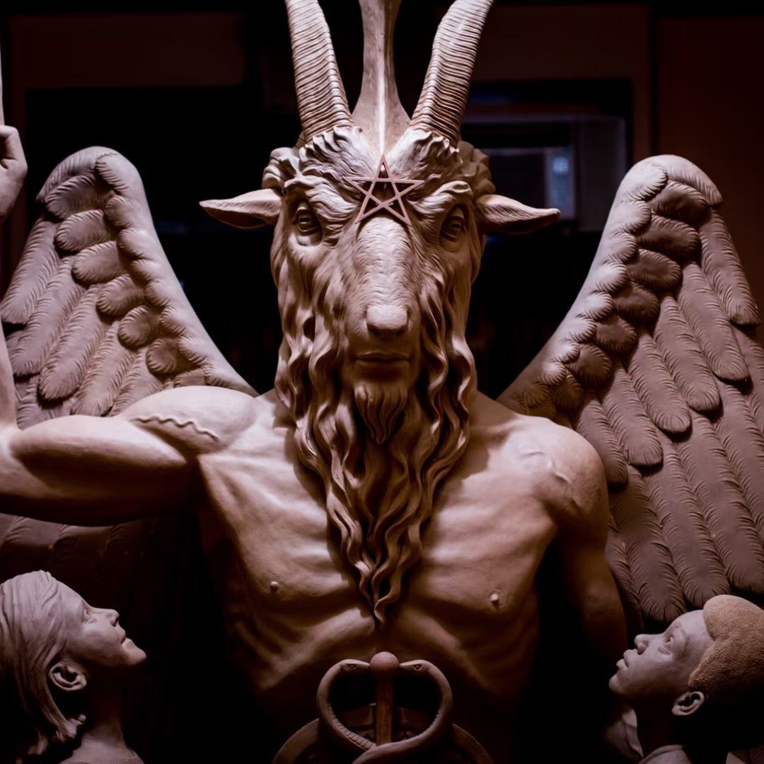 Estatua de Baphomet, misteriosa figura de cabeza de cabra, primaria educar niños con templo satánico