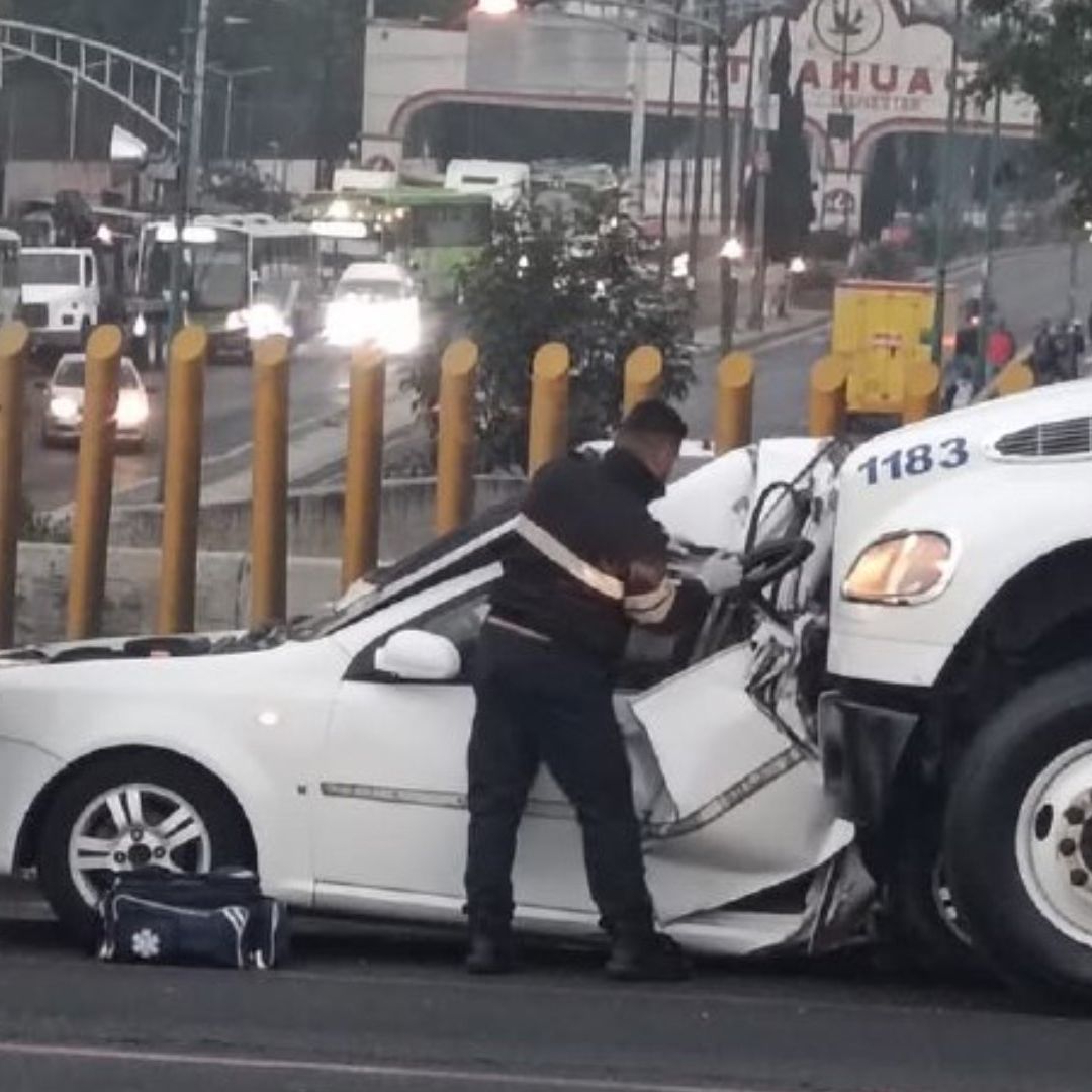 Tráiler choca contra automóvil en la autopista con dirección a Puebla.