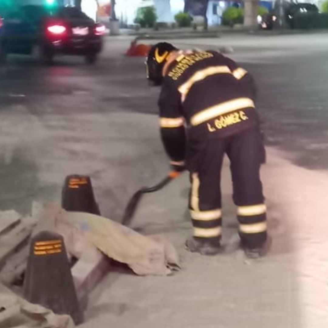 Bomberos de CDMX recogen el cemento tirado en Reforma