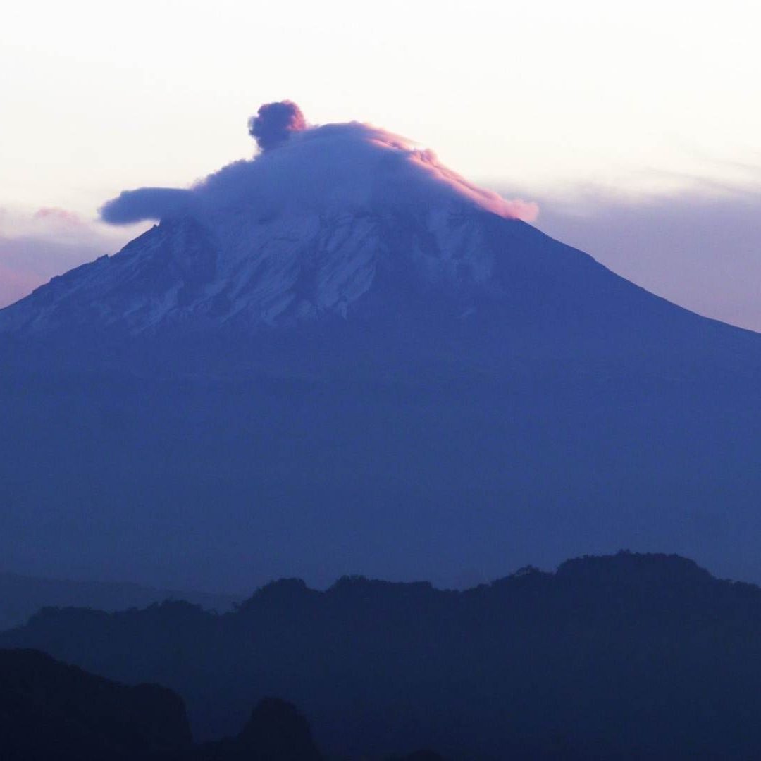 La mañana de este viernes, el volcán Popocatépetl registró una fuerte explosión
