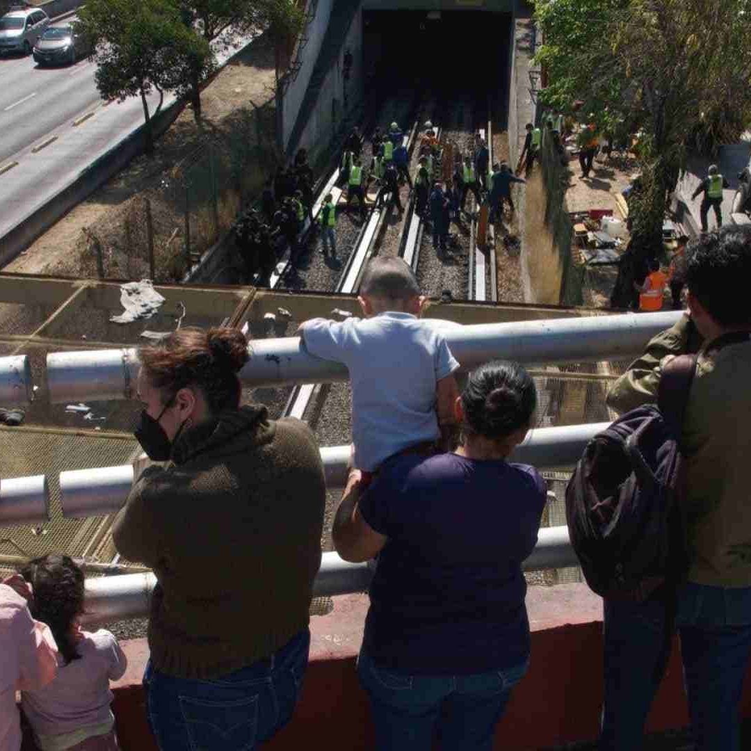 Usuarios desalojados tras el choque de trenes en la L3 del Metro CDMX