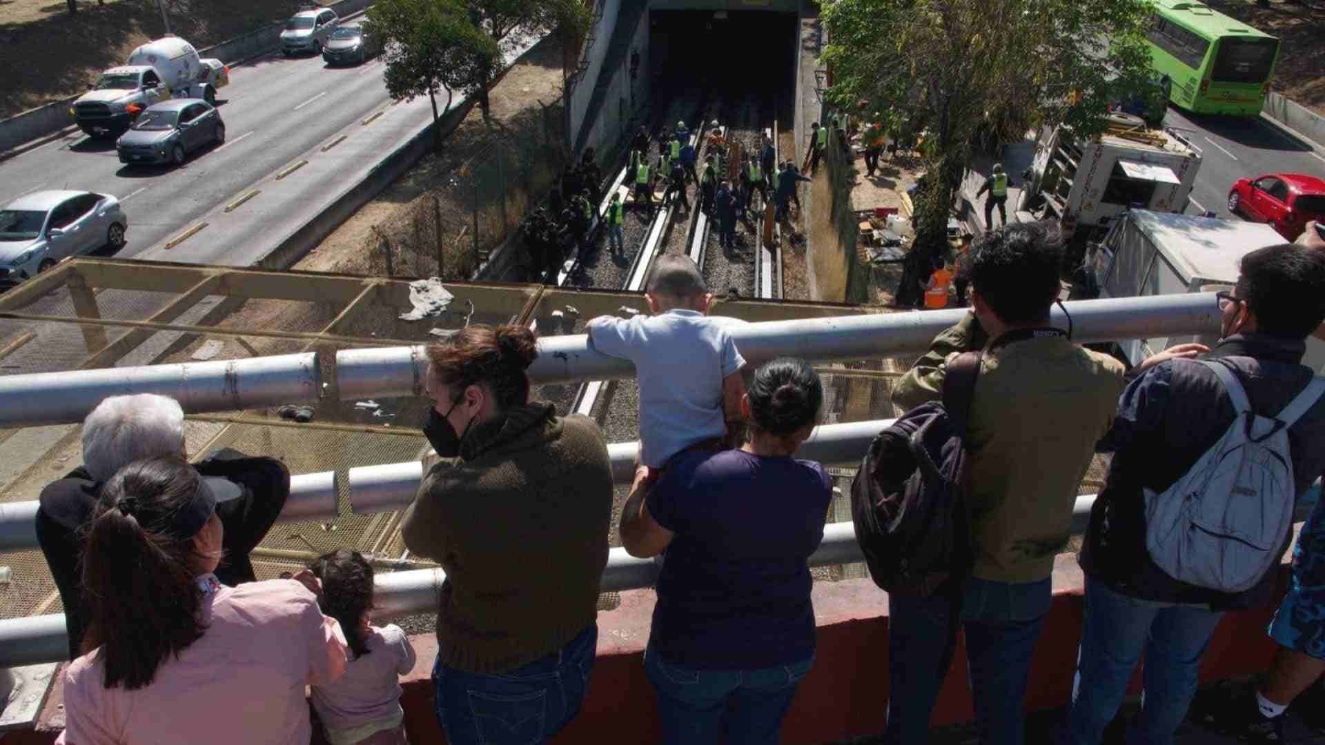 Usuarios desalojados tras el choque de trenes en la L3 del Metro CDMX
