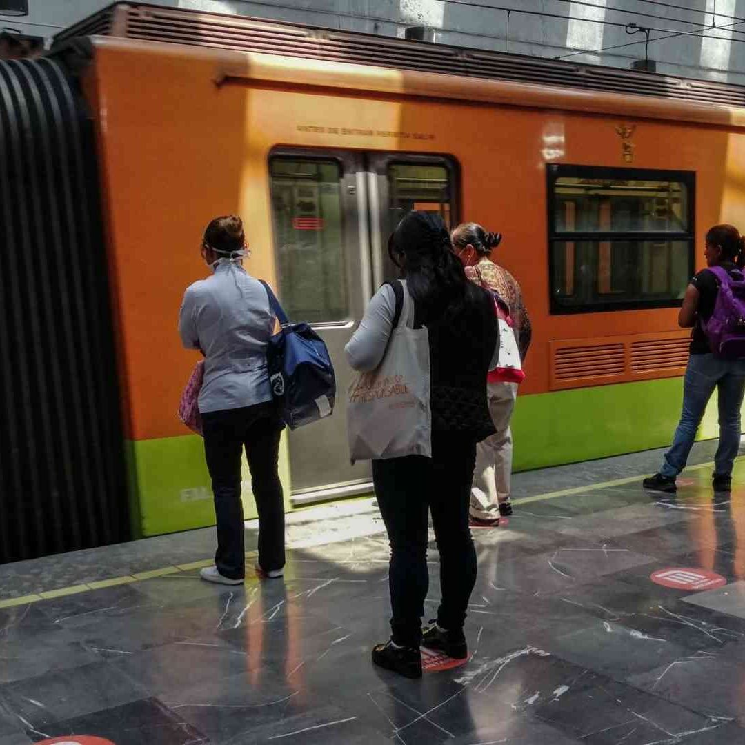 Personas esperando abordar un tren del STC Metro