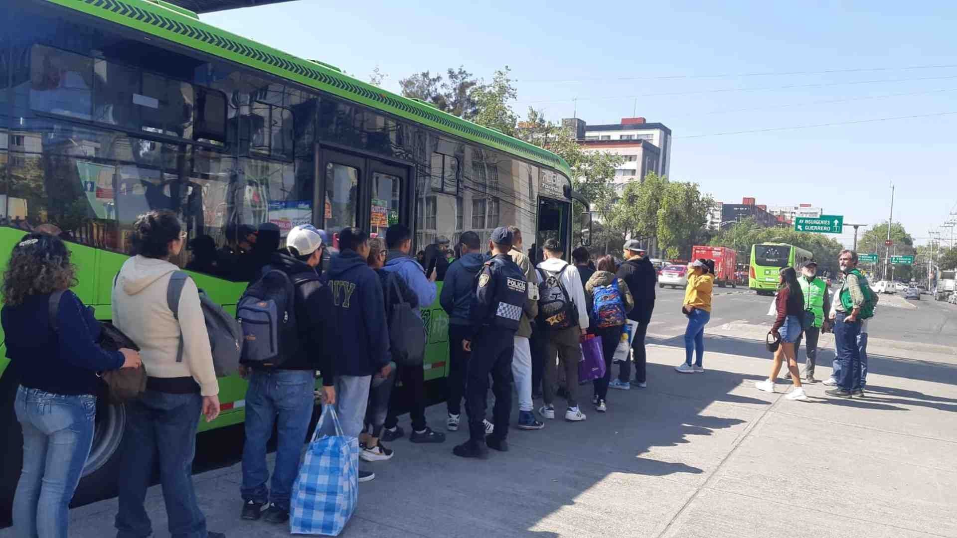 Camiones de la Red de Transporte de Pasajeros dan apoyo a pasajeros afectados por choque de trenes