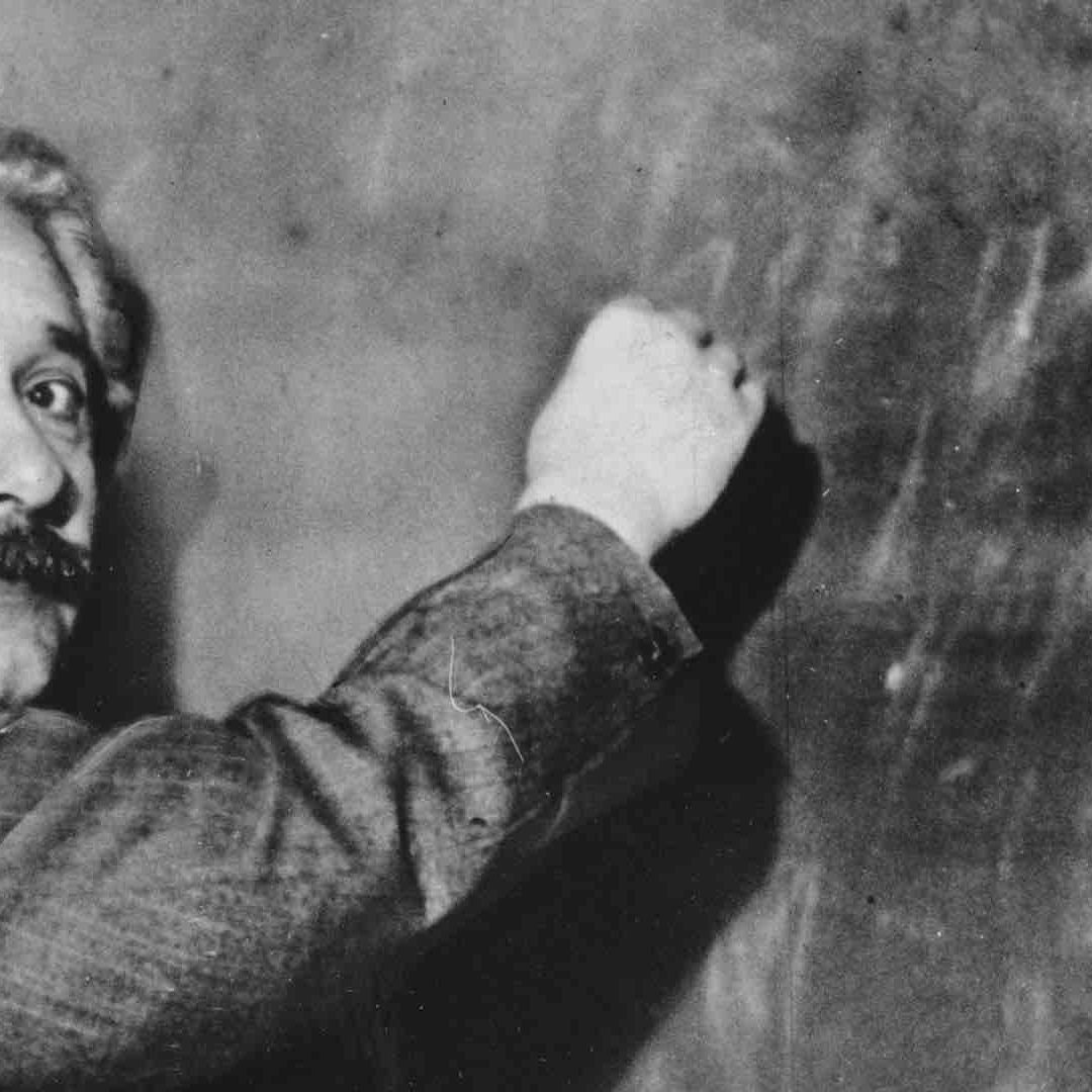 Albert Einstein ante un pizarrón