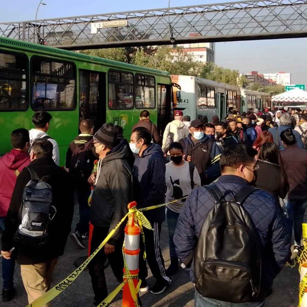 Caos vial y largas filas son algunos de los inconvenientes que sufrieron usuarios al abordar los transportes emergentes de la Línea 3 del Metro