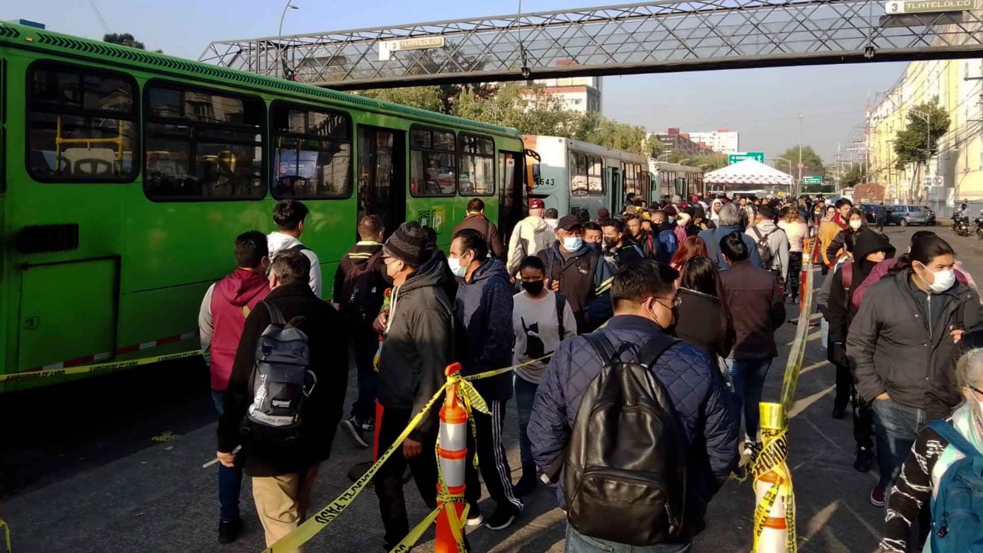 Caos vial y largas filas son algunos de los inconvenientes que sufrieron usuarios al abordar los transportes emergentes de la Línea 3 del Metro