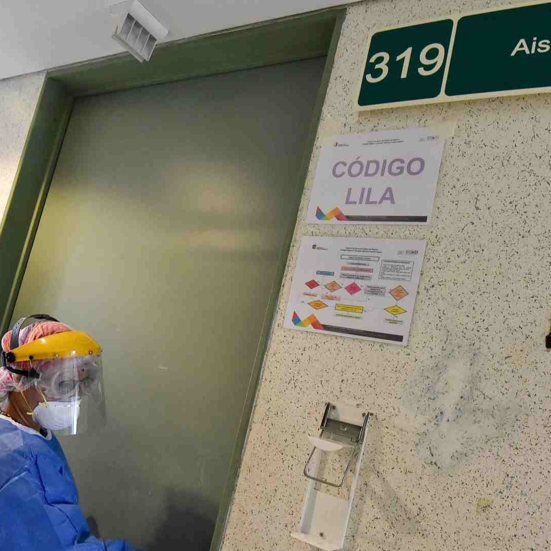 Varios padres de familia están a la espera de saber si sus hijos resultaron afectados o no por el brote.