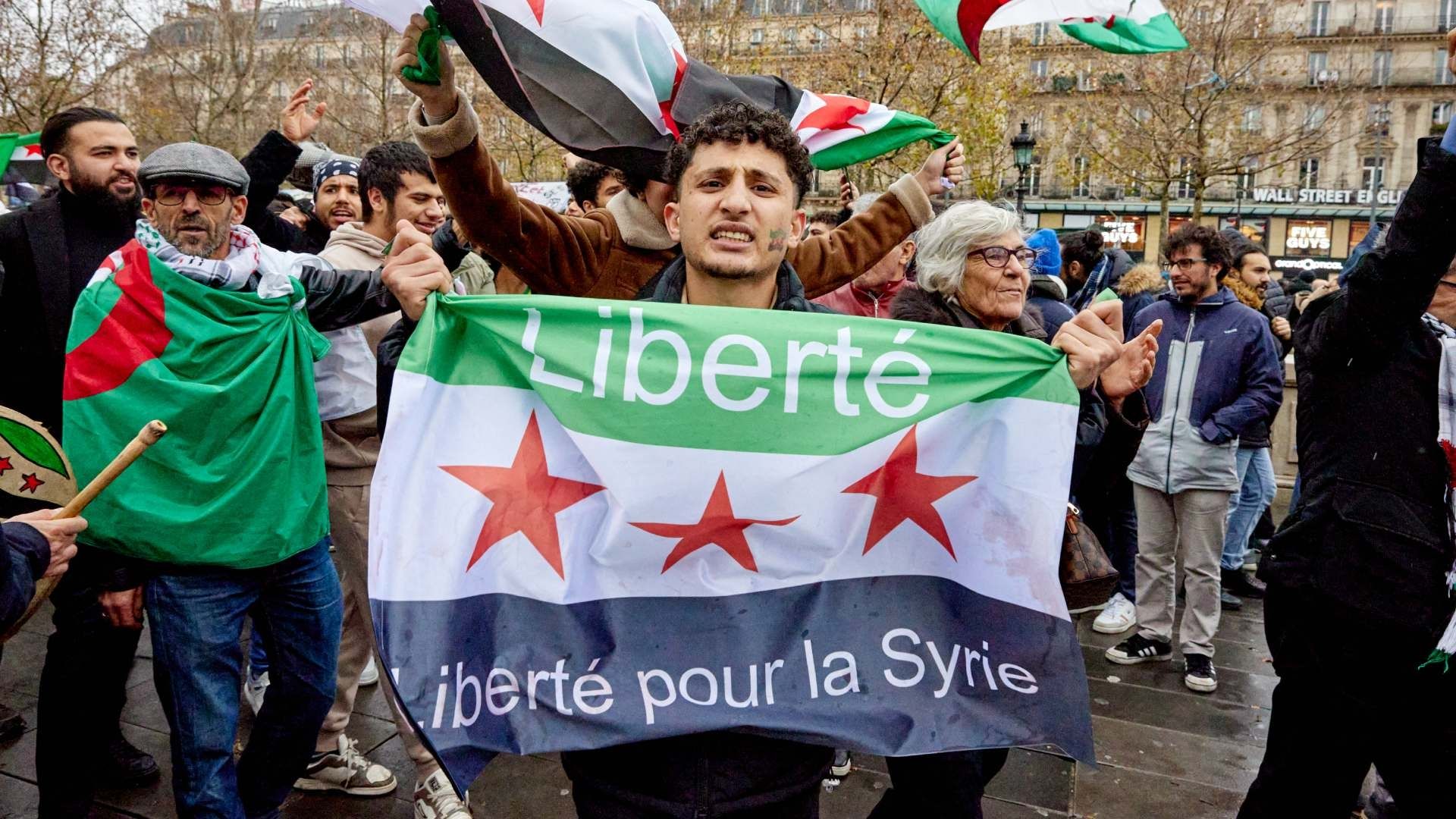 Festejos por la salida de Bashar al-Asad de Siria