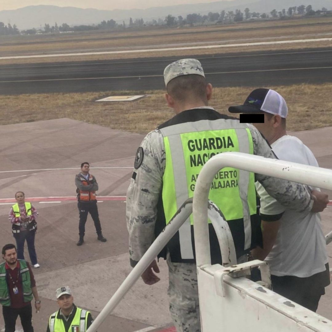 La FGR investigan a pasajero que trató de desviar un avión en México a EUA